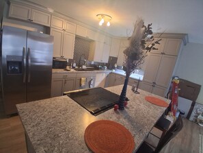 Private kitchen - Delightful 2-bedroom condo close to airport in Anchorage (Anchorage)