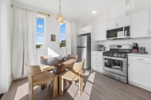 Wine Country Getaway - Cozy Private Apartment 205