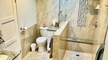 Douche, séchoir à cheveux, serviettes fournies, savon