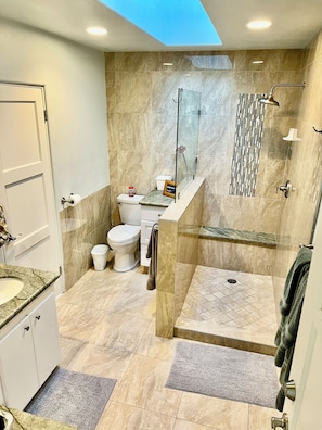 Douche, séchoir à cheveux, serviettes fournies, savon