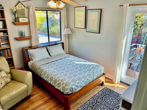 Superb 2-bedroom cottage with AC in charming La Mesa / Mt Helix with views