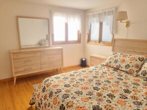 3 slaapkamers, een strijkplank/strijkijzer, wifi