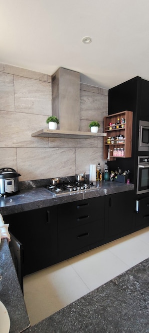 Kühlschrank, Mikrowelle, Ofen, Wasserkocher mit Kaffee-/Teezubehör