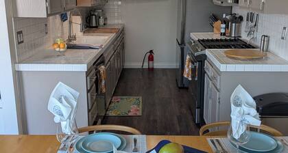 Charming 2-bedroom condo Near Disneyland and Beaches