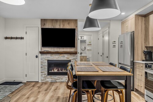 Brand New Luxury 2 Bed condo in the Heart of Canmore near BANFF Rooftop hot tub