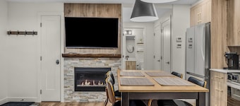 Brand New Luxury 2 Bed condo in the Heart of Canmore near BANFF Rooftop hot tub