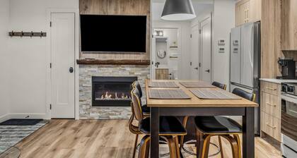 Brand New Luxury 2 Bed condo in the Heart of Canmore near BANFF Rooftop hot tub