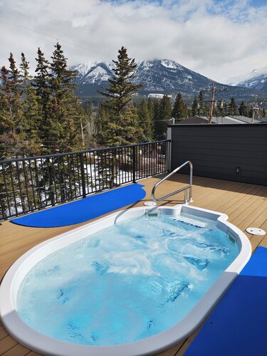 Brand New Luxury 2 Bed condo in the Heart of Canmore near BANFF Rooftop hot tub