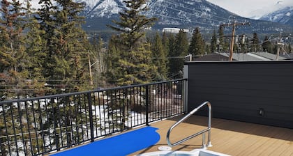 Brand New Luxury 2 Bed condo in the Heart of Canmore near BANFF Rooftop hot tub
