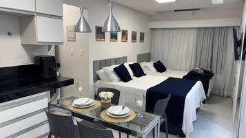 Apartamento | Cortinas blackout, ferros/tábuas de passar roupa, Wi-Fi de cortesia