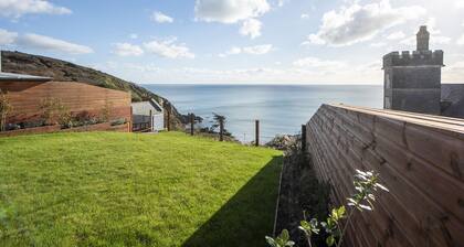 Cornica - Pet Friendly Coastal House with Hot Tub and Sea Views