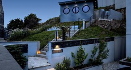 Cornica - Pet Friendly Coastal House with Hot Tub and Sea Views