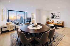TV, fireplace, offices - SkyHigh Luxury Residence Panoramic Bay City Views (Melbourne)