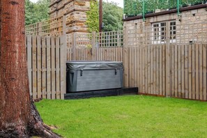 Property grounds - Luxe 2BR Cottage Near Edinburgh with Hot Tub - Sleeps 6 - Free Parking - Wi-Fi (Dalkeith)