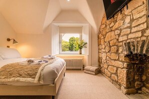 2 bedrooms, desk, iron/ironing board, travel cot