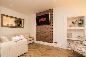 Living area - Luxe 2BR Cottage Near Edinburgh with Hot Tub - Sleeps 6 - Free Parking - Wi-Fi (Dalkeith)