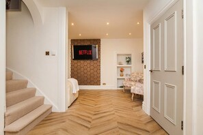 Interior - Luxe 2BR Cottage Near Edinburgh with Hot Tub - Sleeps 6 - Free Parking - Wi-Fi (Dalkeith)