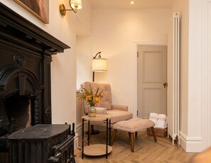 Interior - Luxe 2BR Cottage Near Edinburgh with Hot Tub - Sleeps 6 - Free Parking - Wi-Fi (Dalkeith)