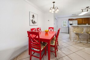 Dining - Peaceful end-unit townhome in Miramar Beach (Miramar Beach)
