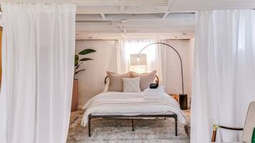 3 bedrooms, iron/ironing board, WiFi, bed sheets