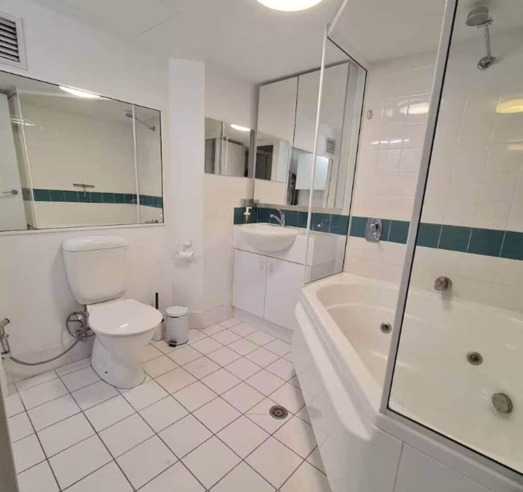 Baignoire à jets, serviettes fournies, savon, papier toilette