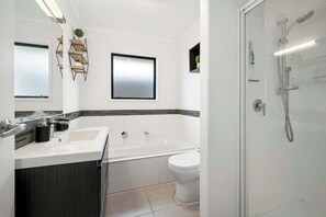 Douche, sèche-cheveux, serviettes fournies, shampoing