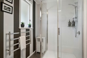 تجهيزات دش، مجففات شعر، مناشف، شامبو