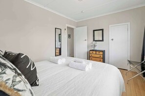 Iron/ironing board, WiFi, bed sheets - Red Door 56 - Ride to the Redwoods, Te Puia & Secret Spot (Rotorua)