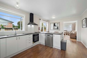 Fridge, microwave, oven, stovetop - Red Door 56 - Ride to the Redwoods, Te Puia & Secret Spot (Rotorua)