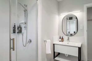 Shower, hair dryer, towels, shampoo - Red Door 56 - Ride to the Redwoods, Te Puia & Secret Spot (Rotorua)