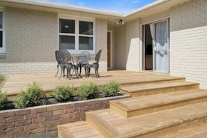 Terrace/patio - Red Door 56 - Ride to the Redwoods, Te Puia & Secret Spot (Rotorua)