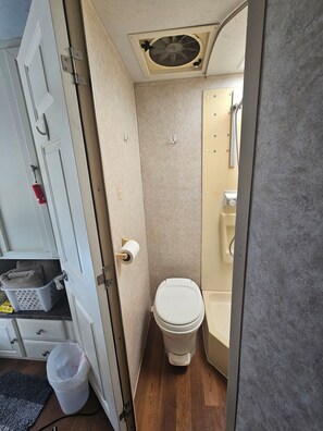Bathroom - Cozy Camper near local businesses and amenities Fort Meade with AC (Fort Meade)
