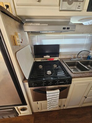 Private kitchen - Cozy Camper near local businesses and amenities Fort Meade with AC (Fort Meade)