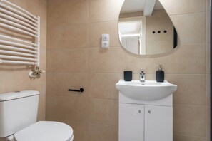Shower, hair dryer, towels, soap - Dietla Apartment Kraków (Kraków)
