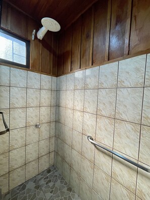 Shower, hair dryer, towels, soap - 🌋Near La Fortuna : Private villa with private pool surrounded by nature (Provincia de Alajuela)