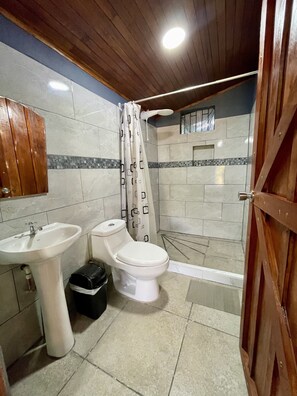 Een douche, een haardroger, handdoeken, zeep