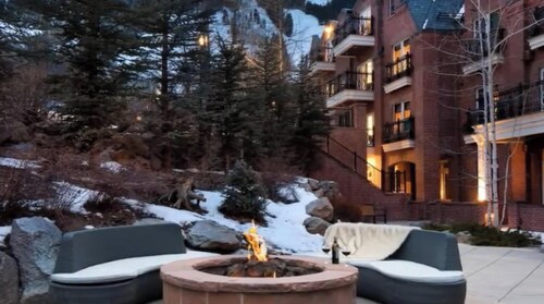 Cozy 1-bedroom resort in beautiful Aspen with fitness room - walk to slopes