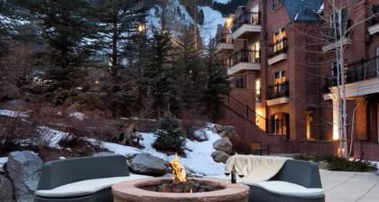 Cozy 1-bedroom resort in beautiful Aspen with fitness room - walk to slopes