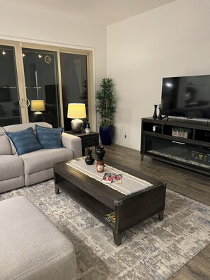 Smart TV, fireplace - Your own private resort in desert's top community (Queen Creek)