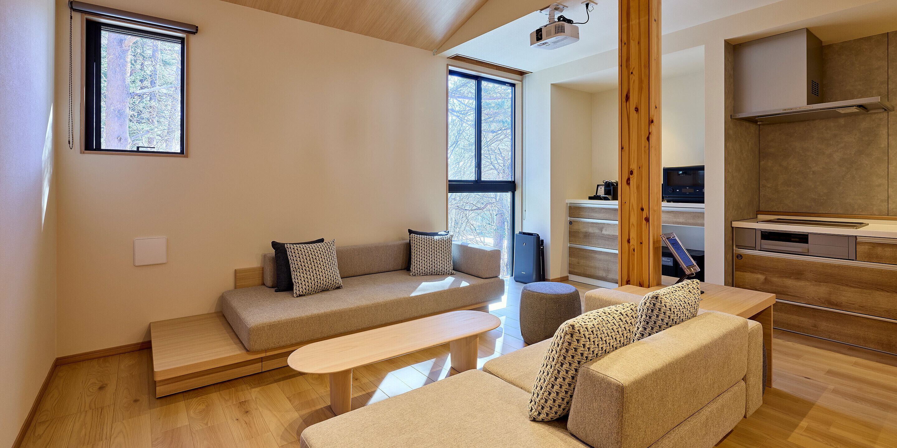 [B] 2 Queen + 3 Single + Sofa / hot spring bath and sauna (No pets allowed) | Living area