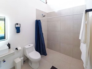 Towels, soap, toilet paper - [6] beach & central near studio w/ sunny garden (Cancún)