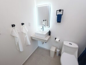 Bathroom - 6 - Cozy Studio king size bed, 10 min Beach, 5 min ADO, sunny garden, Central (Cancún)