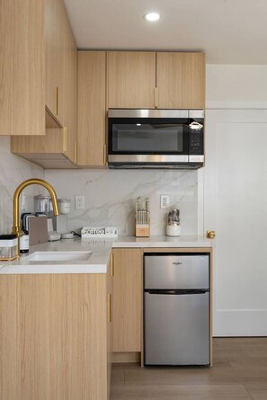 Private kitchen - Modern Coastal Studio w/ Balcony & Parking (Manhattan Beach)