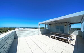 Outdoor dining - Ocean View Retreat (Magenta)