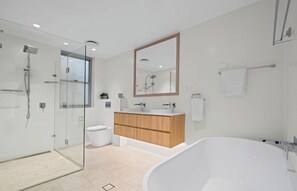 Shower, hair dryer, towels, soap - Ocean View Retreat (Magenta)