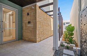 Property grounds - Ocean View Retreat (Magenta)