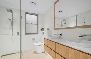 Shower, hair dryer, towels, soap - Ocean View Retreat (Magenta)