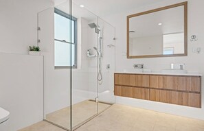 Shower, hair dryer, towels, soap - Ocean View Retreat (Magenta)