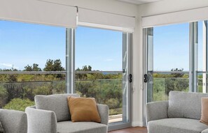 Living area - Ocean View Retreat (Magenta)