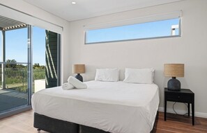 Iron/ironing board, WiFi, bed sheets - Ocean View Retreat (Magenta)